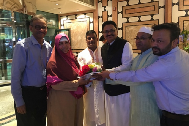 Medina expatriates greet the speakers floral greetings