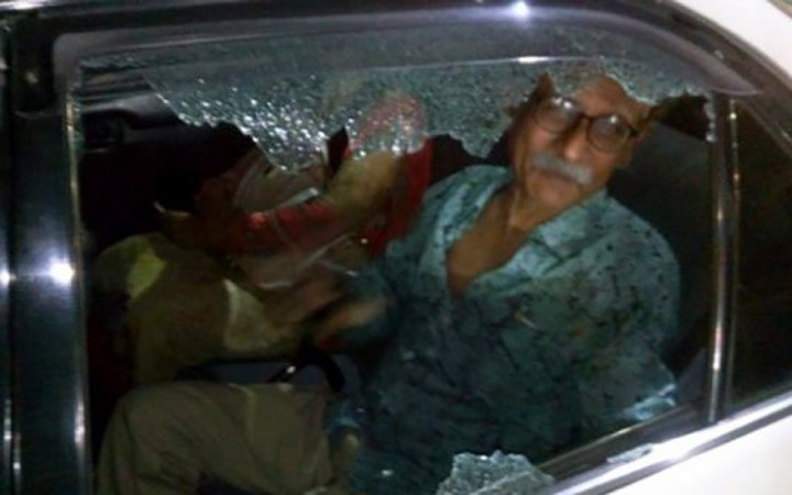 দুর্বৃত্তদের-হামলায়-Criminal attacks in lawyers' car in Panna