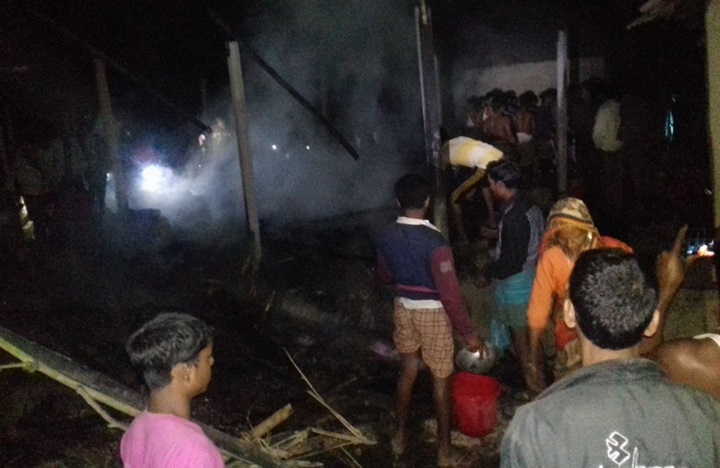 পঞ্চগড়-হাজীপাড়া-Panchagarh Hajiparaya koyela fire house house burnt ash