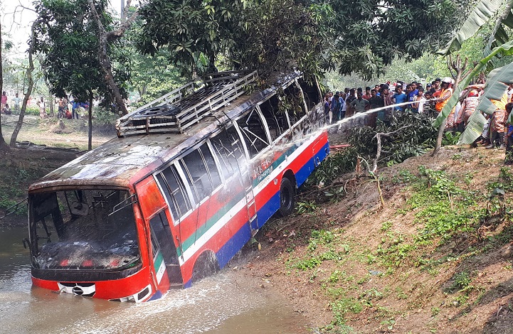 বাস-চাপায়-Women killed by bus in Devganj, fire on bus