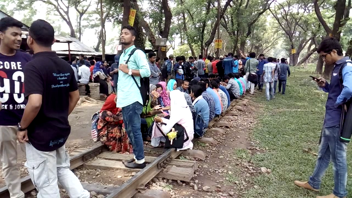 কোটা-সংস্কার-Railroad blockade demanding quota reforms in Mymensingh
