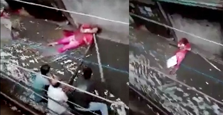 জলাবদ্ধ-রাস্তায়-বিদ্যুৎ-Strong attempts to save the electrocuted woman from bamboo with bamboos on the streets