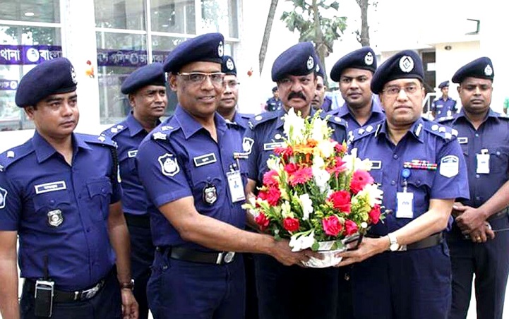 ভালুকা-থানা-পরিদর্শন-Range DIG Nibash Chandra Majhi visited the Bhaluka police station
