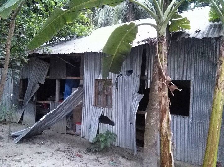 লক্ষ্মীপুরে-হামলা-Five houses were vandalized and injured in Laxmipur attack 4