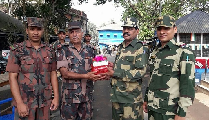 শুভেচ্ছা-বিজিবি-BGB has given a sweet gift to the BSF on the Hili frontier